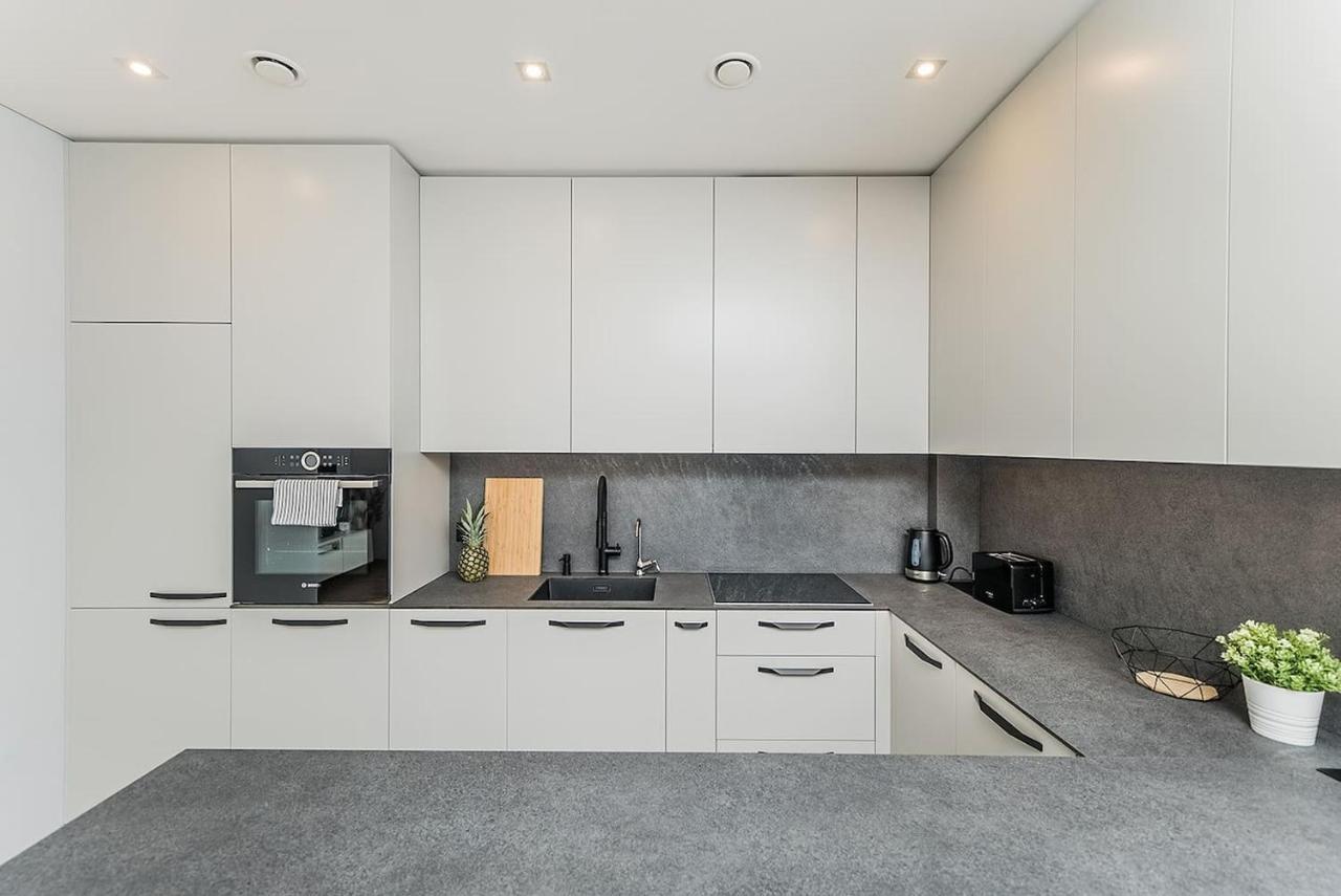 Lovely Apartment With Private Terrace By Urban Rent Kaunas Kültér fotó
