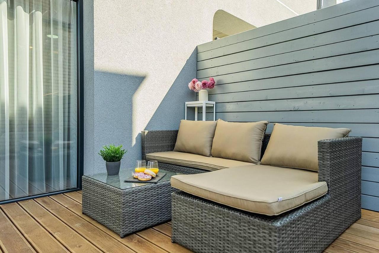Lovely Apartment With Private Terrace By Urban Rent Kaunas Kültér fotó